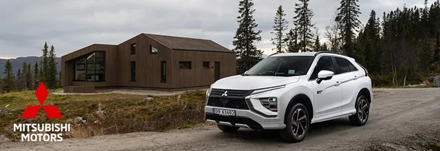 Mitubishi kjører p ålandevei med hav bak